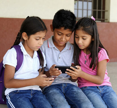 Diputada a favor regular celulares y redes sociales en menores