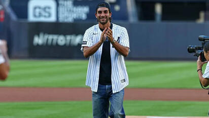 Ferran Torres lanza primera bola en Yankee Stadium y habla sobre su futuro