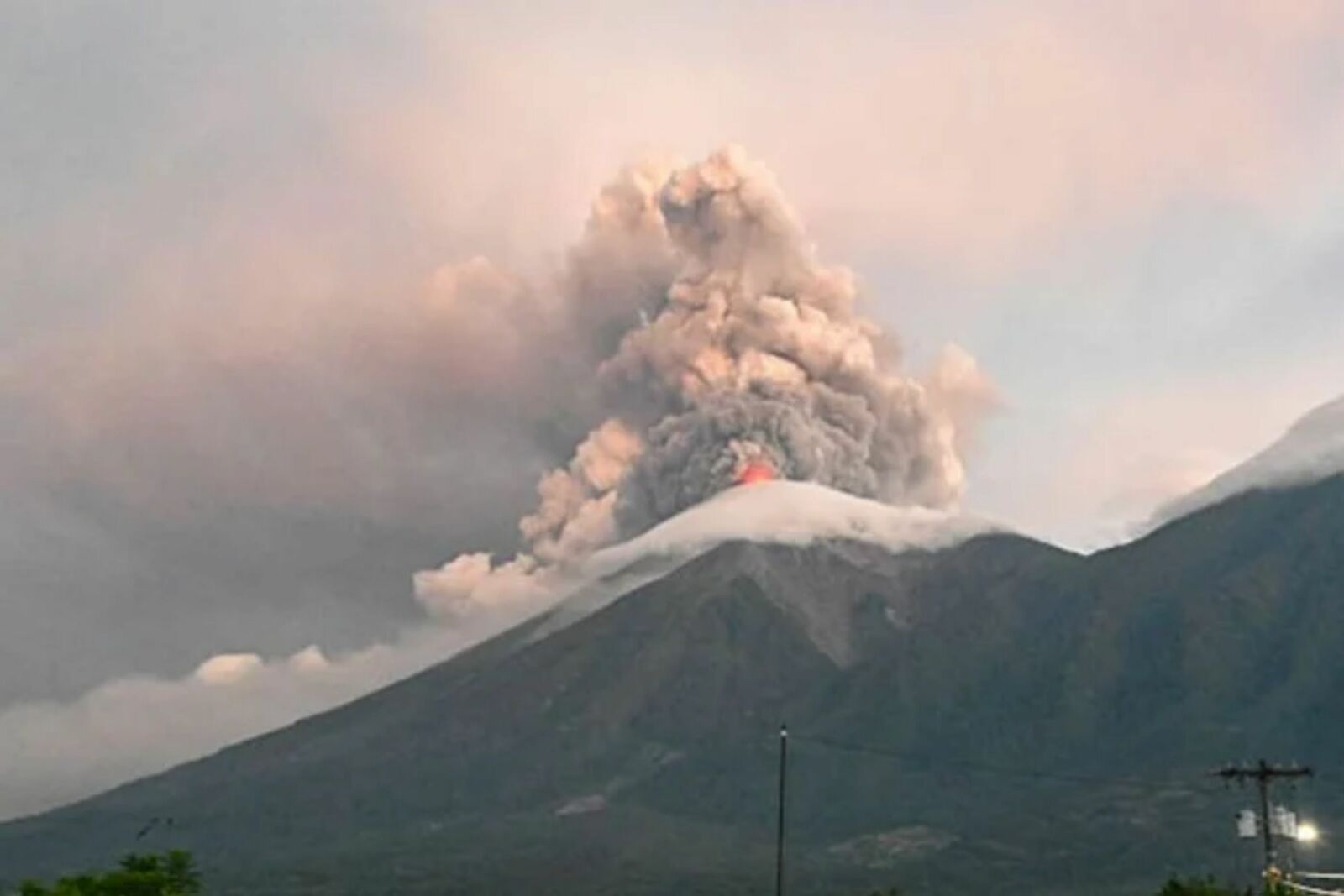 Evacúan aldeas en Guatemala por erupción del volcán de Fuego