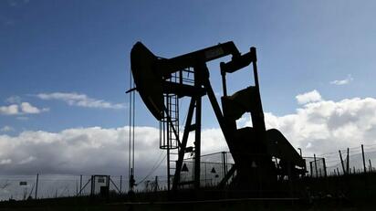 Los precios del petróleo registraron movimientos mixtos mientras el mercado sigue atento a un posible acuerdo para reabrir el estratégico estrecho de Ormuz.
