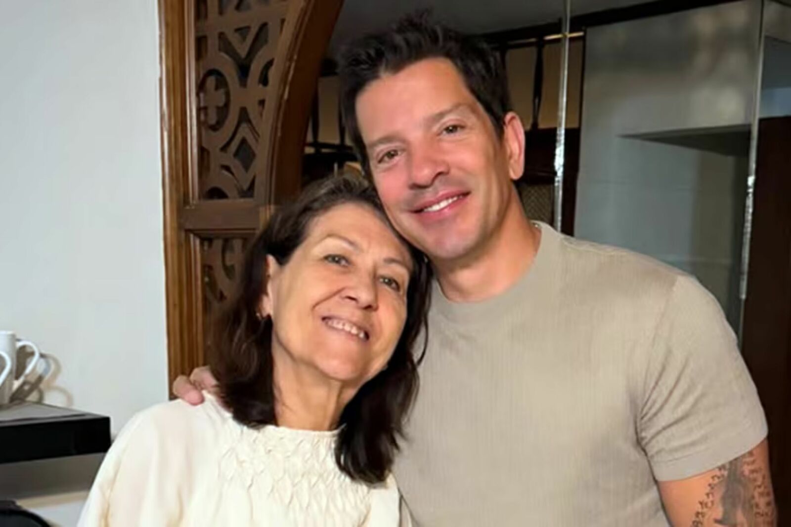 "Ya no se acuerda que canto": Yahir conmueve con la historia de su madre