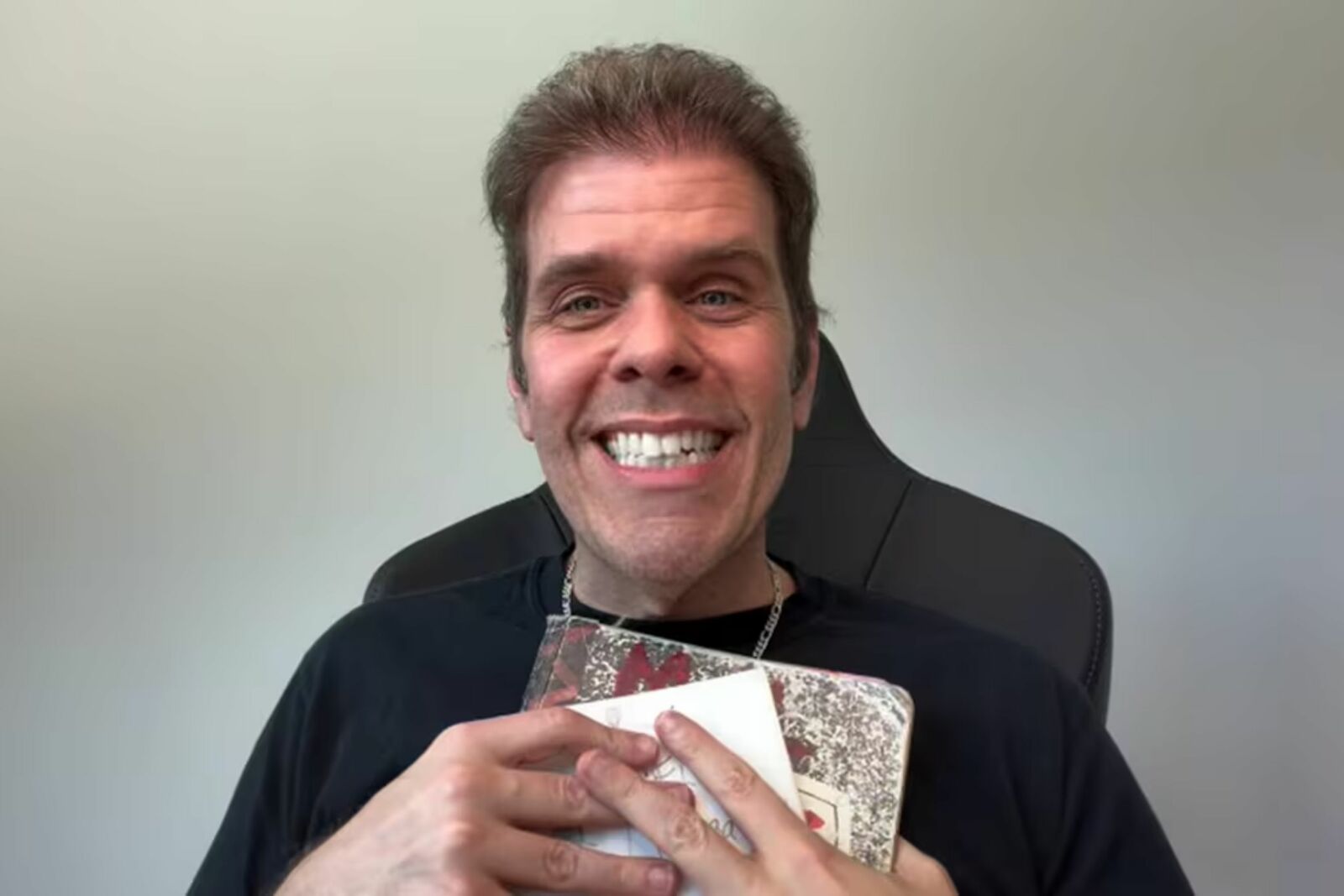 Familia de Perez Hilton confirma que recibe atención médica