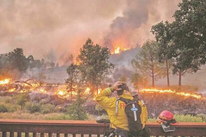 INCENDIOS FORESTALES Estados Unidos mantiene el máximo nivel de preparación ante incendios forestales, con 94 grandes focos activos, miles de evacuados y millones de hectáreas