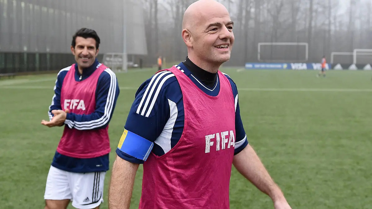 Luis Figo pide la dimisión de Gianni Infantino y lo tacha de 'deshonesto'