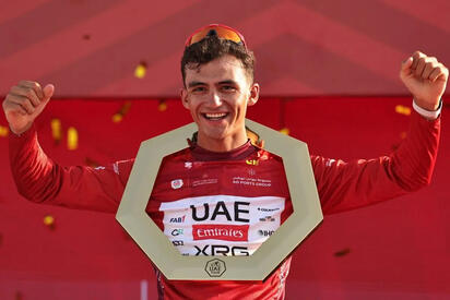 Isaac del Toro firma extensión de contrato con UAE Team Emirates