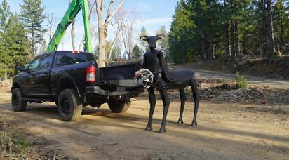 El robot Threehalves se volvió viral por su apariencia, pero fue diseñado para apoyar a equipos de emergencia en incendios forestales y zonas de alto riesgo.