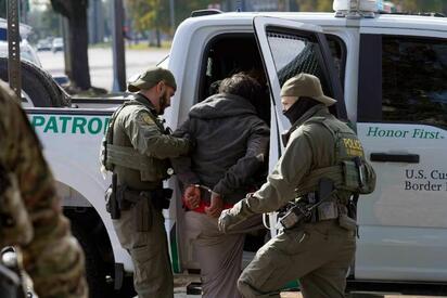 Estados Unidos planea contratar una empresa para localizar en México, Guatemala y Honduras a migrantes deportados con multas migratorias pendientes de pago.
