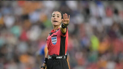 Árbitra Katia Itzel García se niega a firmar playera de Pumas tras partido de Leagues Cup