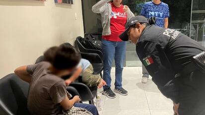 Rescatan a menores de 3 y 10 años presuntamente abandonados en estacionamiento del centro de Monterrey