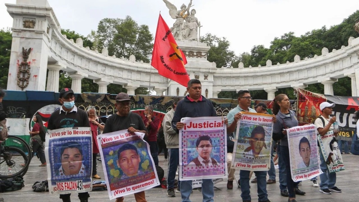 Padres de los 43 normalistas de Ayotzinapa denuncian que FGR no notificó detención de Ángel 'N'