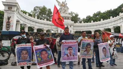 Los padres de los 43 normalistas de Ayotzinapa afirmaron que la FGR no les notificó la detención de Ángel 'N', pese a tratarse de un hecho clave.
