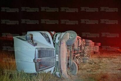 Casi 24 horas sin dormir terminan en volcadura de tráiler en la Federal 57