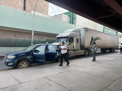 Tráiler sin frenos provoca caos frente al IMSS de Monclova; operador evita una tragedia mayor