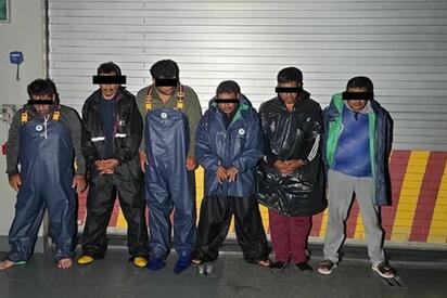 La Semar detuvo a seis personas a bordo de una embarcación al sur de Acapulco y aseguró aproximadamente mil 170 kilogramos de presunta cocaína.  Elementos