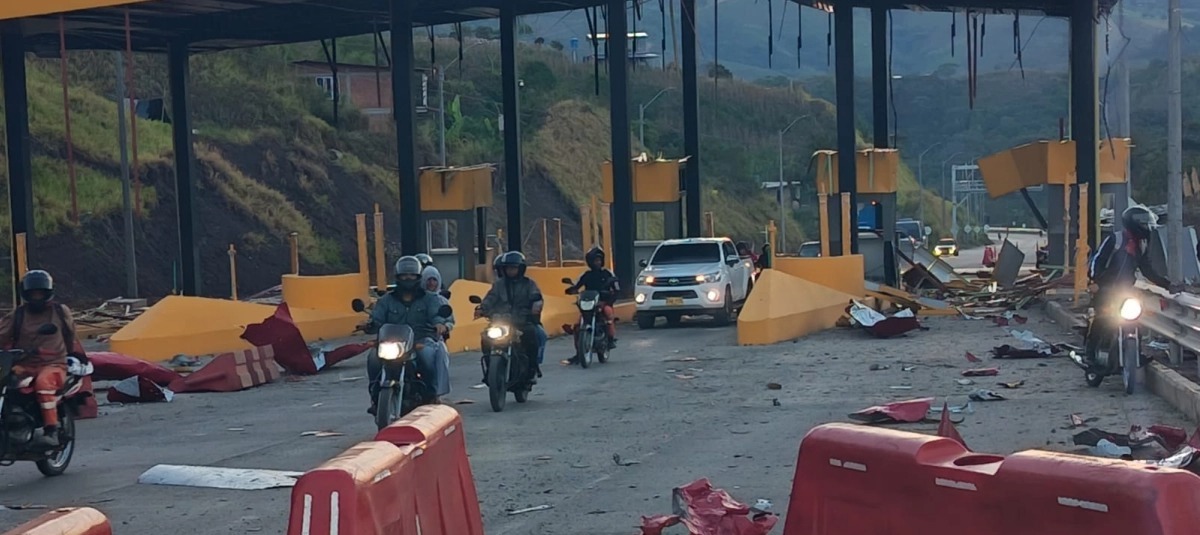 Ataque con explosivos destruye peaje en Colombia; ocurre un día después de la investidura presidencial