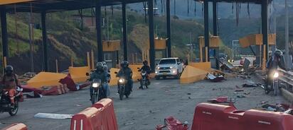 Ataque con explosivos destruye peaje en Colombia; ocurre un día después de la investidura presidencial