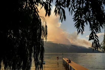Un incendio forestal de rápida propagación en Columbia Británica obligó a evacuar a más de 20 mil personas y activó el estado de emergencia provincial.