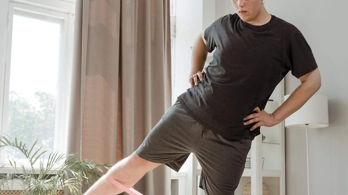 No es necesario pasar horas en un gimnasio para comenzar a mejorar la salud. De acuerdo con las recomendaciones difundidas por el Instituto Mexicano del Seguro