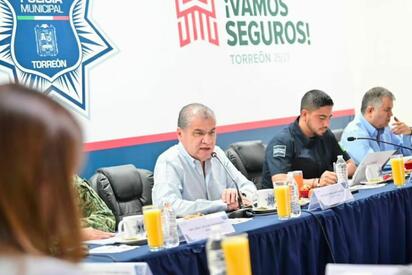 Un operativo en un Costco de Torreón terminó con 18 personas detenidas, tras reportes ciudadanos sobre hombres armados dentro de la tienda comercial.  Un total