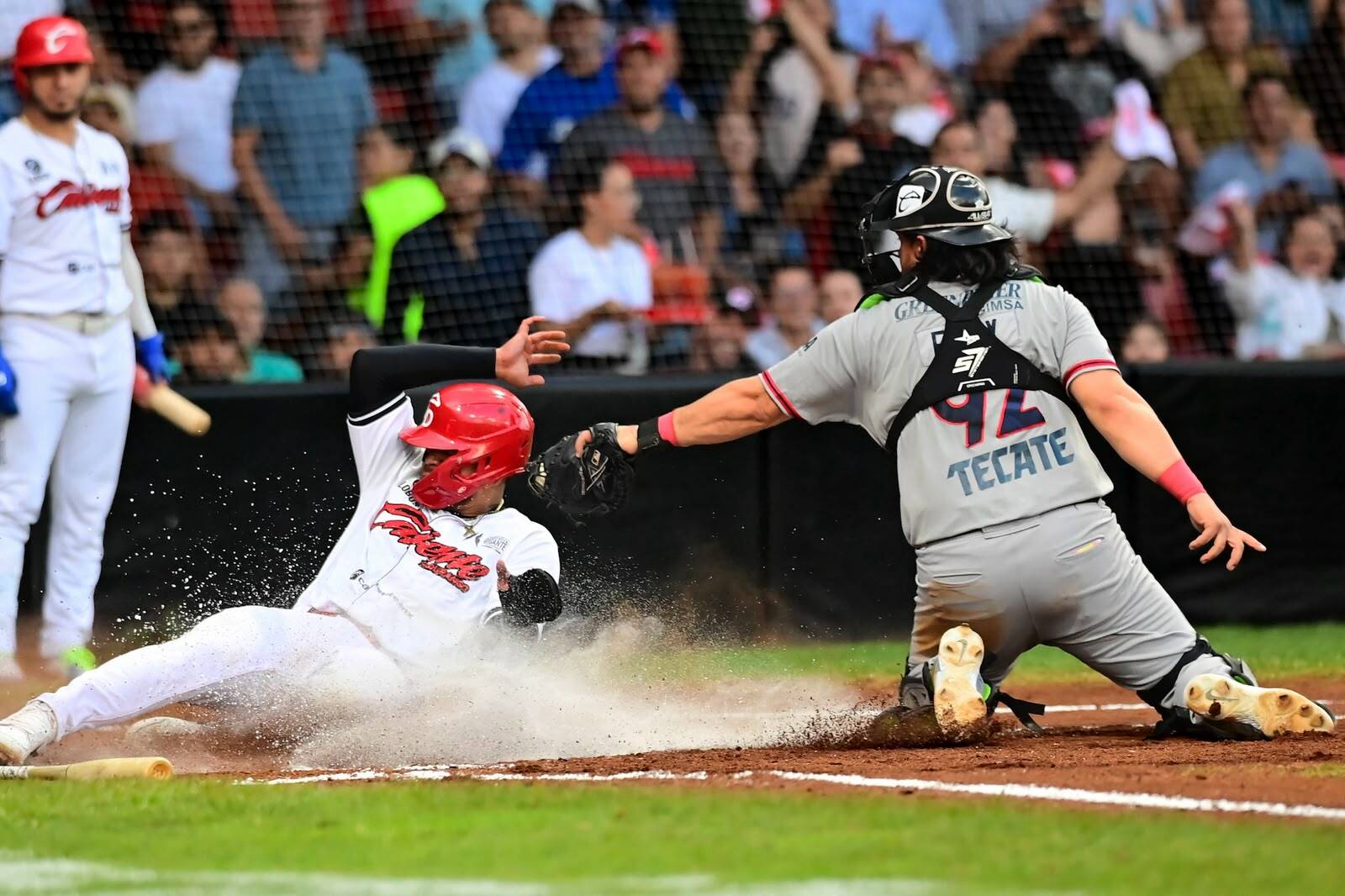 Acereros explota al final y gana 12-6