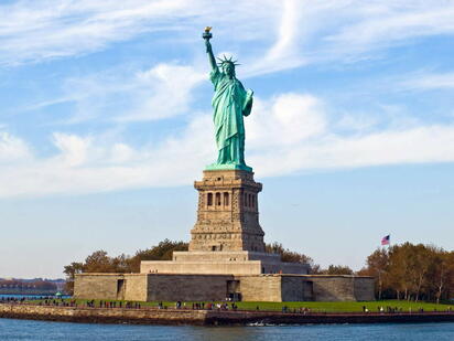 Embarcación vuelca cerca de la Estatua de la Libertad; mueren dos