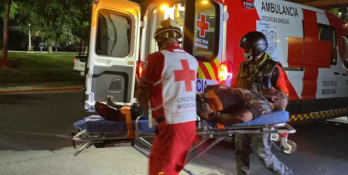 accidente vial: Rafael Silva resultó lesionado luego de perder el control de su motocicleta al pasar por un encharcamiento durante la madrugada.