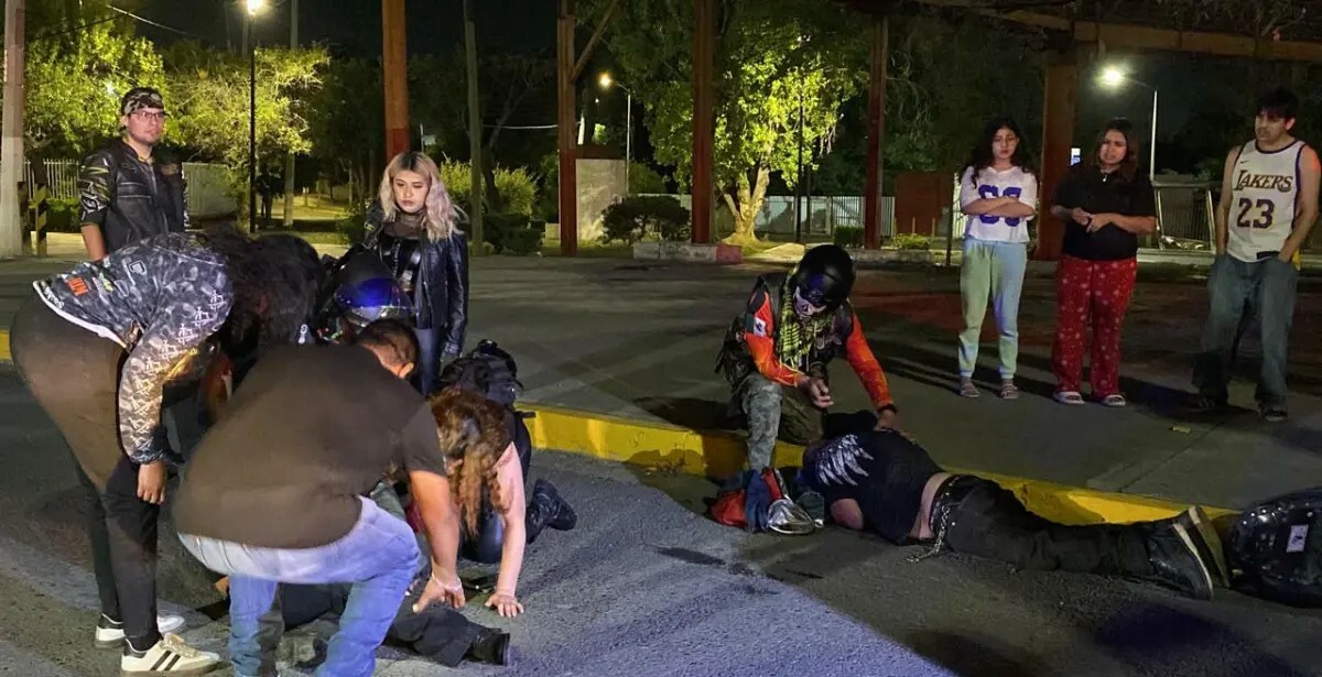 accidente vial: Rafael Silva resultó lesionado luego de perder el control de su motocicleta al pasar por un encharcamiento durante la madrugada.