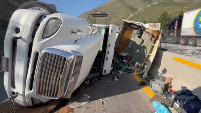 Mercancía regada y vialidades cerradas: El saldo del accidente en Coahuila
