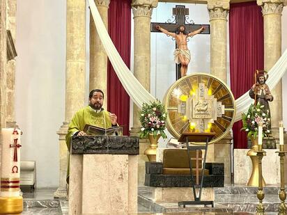 El sacerdote pidió a los fieles aprender a reconocer la presencia de Dios incluso durante las pruebas más difíciles.  Durante la misa dominical de este