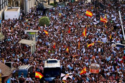 Miles de personas se manifestaron en Ceuta para reclamar medidas ante la crisis migratoria, seguridad, atención humanitaria y protección de servicios públicos.