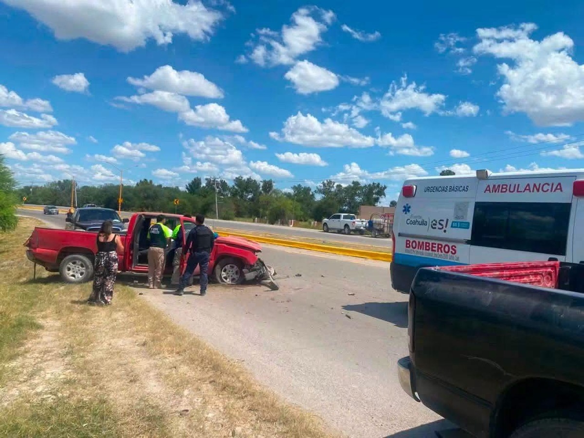 Joven resulta lesionado tras perder el control de su camioneta en carretera Morelos-Nava