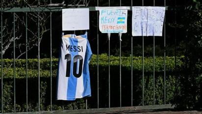 Lionel Messi despide a su padre Jorge en cementerio privado de Rosario