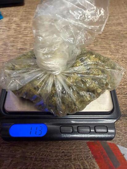 Detienen a mujer en Crystal City tras localizar presunta marihuana durante una parada de tráfico