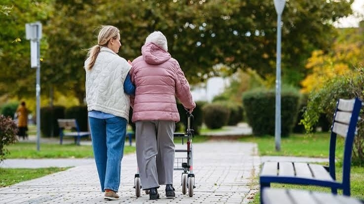 Evitar estos tres factores de riesgo en la mediana edad retrasa 13 años la demencia
