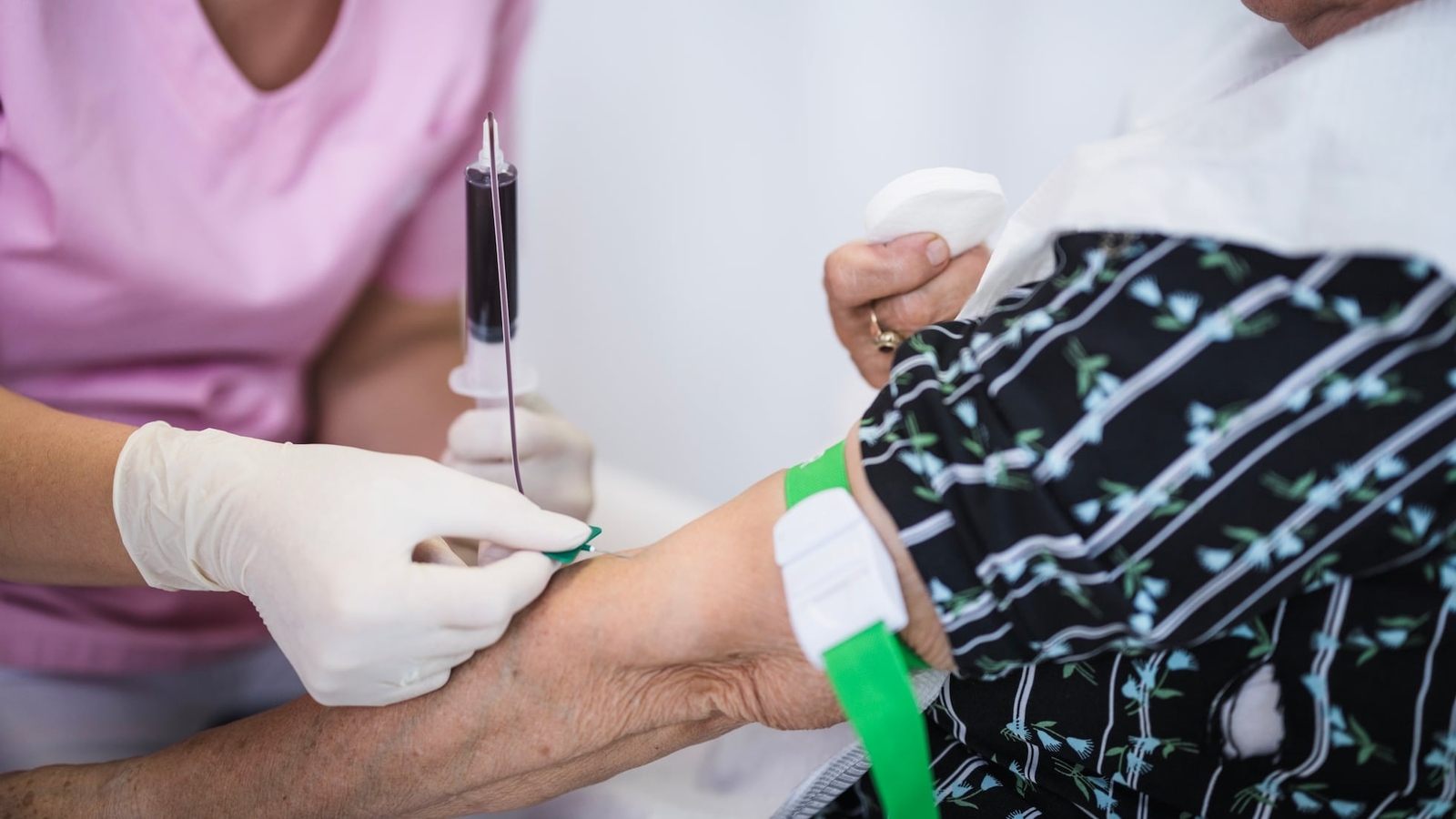 Una prueba de sangre puede detectar Alzheimer, pero en México cuesta 20 mil pesos