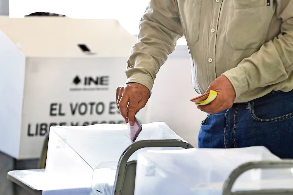 Intelectuales advierten erosión democrática; piden construir red