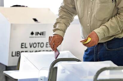 Intelectuales advierten erosión democrática; piden construir red