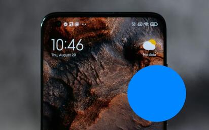 Si recientemente viste un pequeño punto azul en la parte superior de tu celular Android, no se trata de una nueva notificación ni de un error en la pantalla.