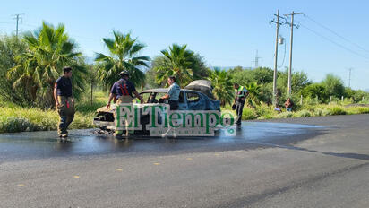 Arde en llamas Dodge sobre la carretera 57; joven conductor sale ileso