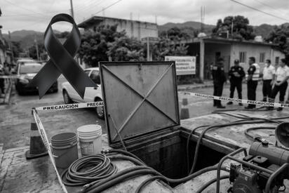 Fallecen seis personas: entraron a limpiar una cisterna