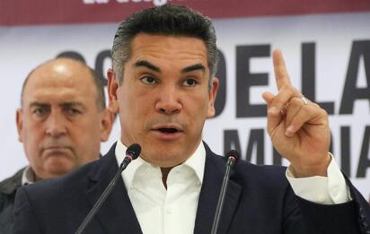 Alejandro Moreno presentó una denuncia ante el Departamento de Estado de Estados Unidos contra tres consejeros del INE por una medida electoral reciente.