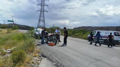 Taxista provoca choque con motociclista en la avenida Puerta 4 de Monclova