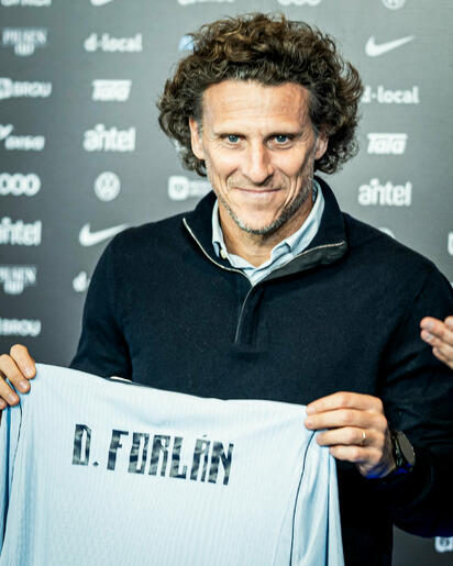 Diego Forlán es presentado como técnico interino de Uruguay