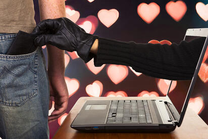 Autoridades alertan por fraude de parejas falsas en internet