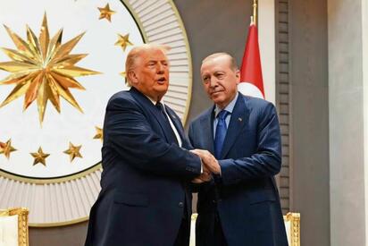 Donald Trump cambió secretamente de aeronave en Turquía ante una posible amenaza de Irán, mientras periodistas permanecieron en el avión utilizado como