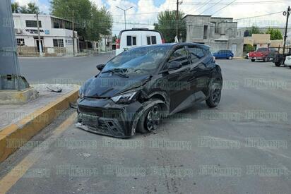 Destroza su BYD tras salirse de control en avenida Acereros