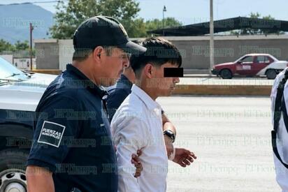 Ciudadano evita que adolescente se arroje de puente en Monclova
