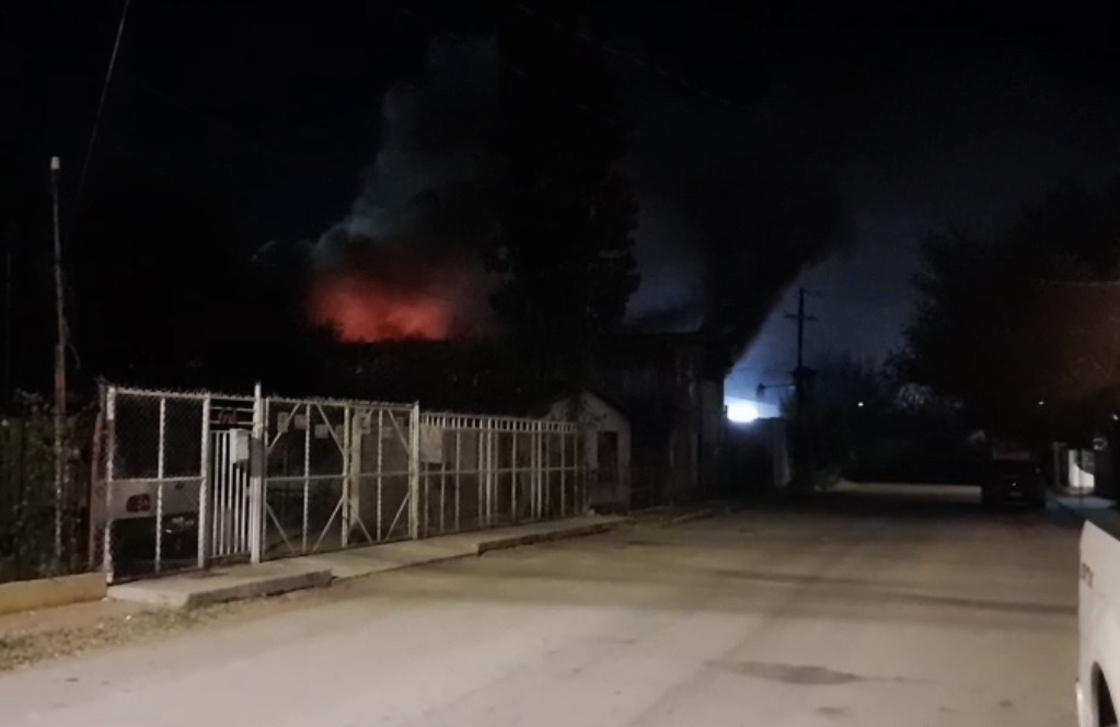 Incendio: Tras recibir el reporte de emergencia, autoridades y cuerpos de auxilio se trasladaron hasta las instalaciones. Incendio: Tras recibir el reporte de emergencia, autoridades y cuerpos de auxilio se trasladaron hasta las instalaciones.