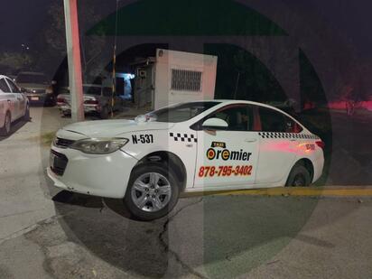 Taxista cae con su vehículo a un arroyo al maniobrar de reversa