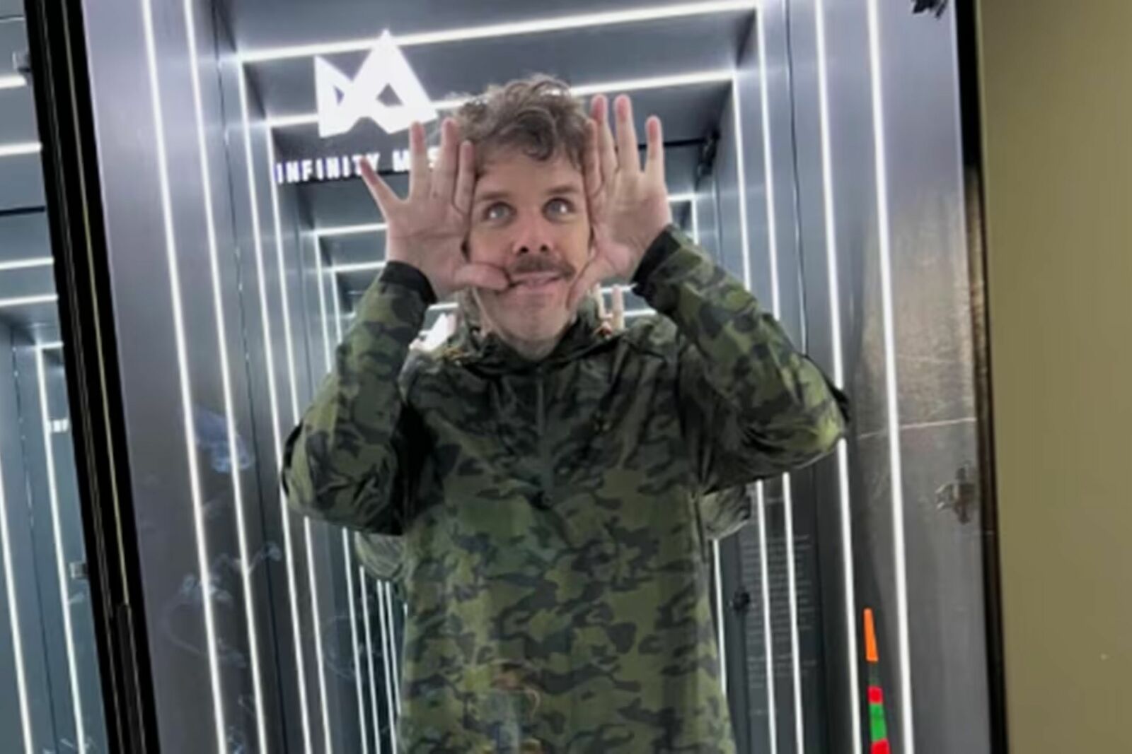 Perez Hilton sigue hospitalizado; su madre pide custodia temporal de sus hijos
